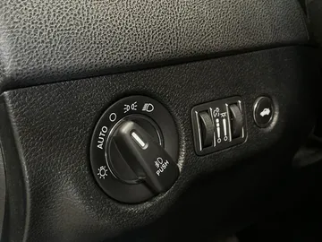2018 Chrysler 300 - image 32