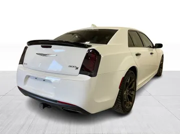 2018 Chrysler 300 - image 15