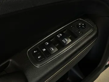 2018 Chrysler 300 - image 25
