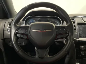 2018 Chrysler 300 - image 27