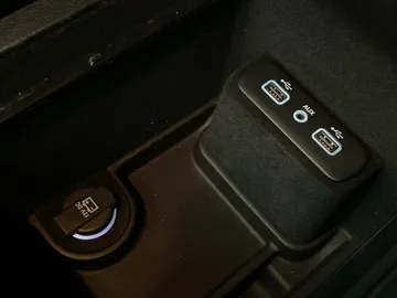 2018 Chrysler 300 - image 29