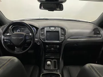 2018 Chrysler 300 - image 4