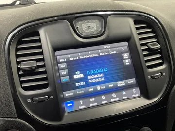 2018 Chrysler 300 - image 31