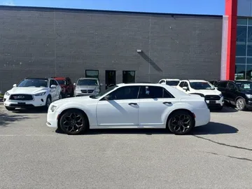 2018 Chrysler 300 - image 4