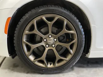 2018 Chrysler 300 - image 7