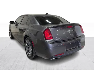 2018 Chrysler 300 - image 7