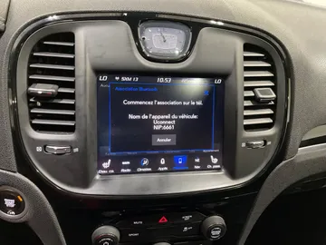 2018 Chrysler 300 - image 28