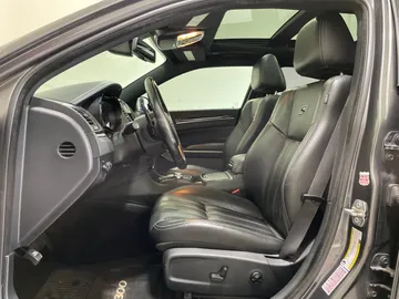 2018 Chrysler 300 - image 10