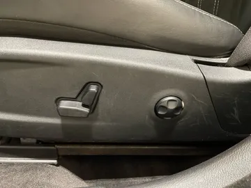 2018 Chrysler 300 - image 27