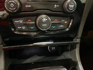 2018 Chrysler 300 - image 23