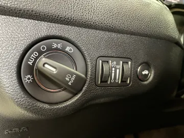 2018 Chrysler 300 - image 17