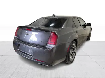 2018 Chrysler 300 - image 9