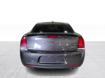 2018 Chrysler 300 - image 8
