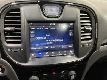 2018 Chrysler 300 - image 30