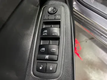 2018 Chrysler 300 - image 26