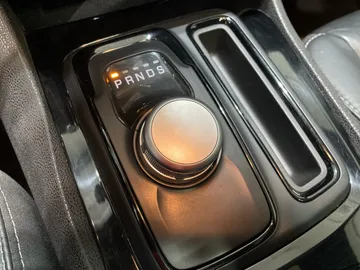 2018 Chrysler 300 - image 29