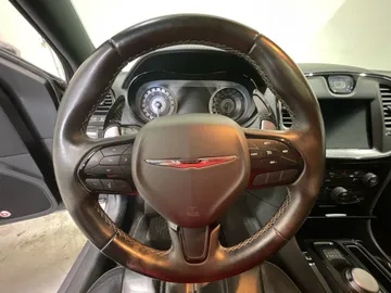 2018 Chrysler 300 - image 16