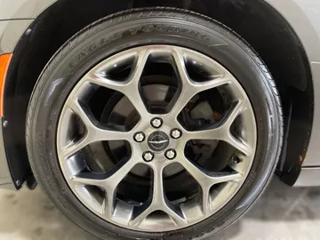 2018 Chrysler 300 - image 18