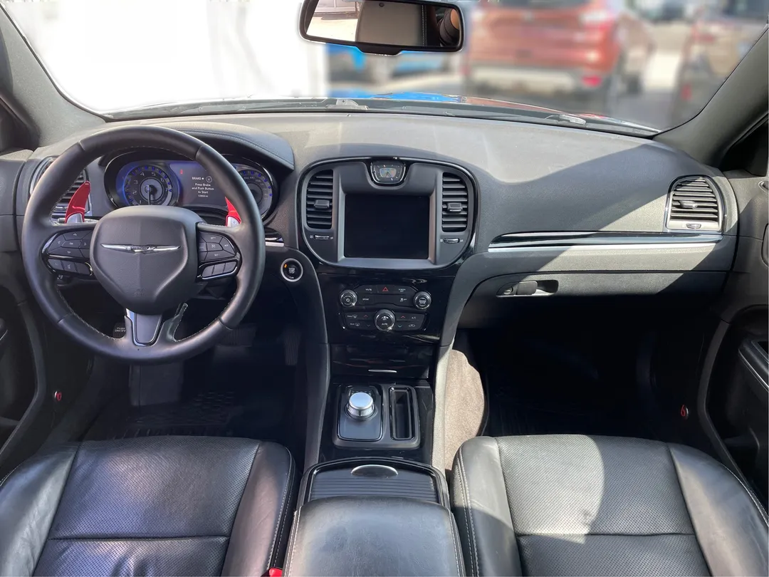 2017 Chrysler 300S — photo 4