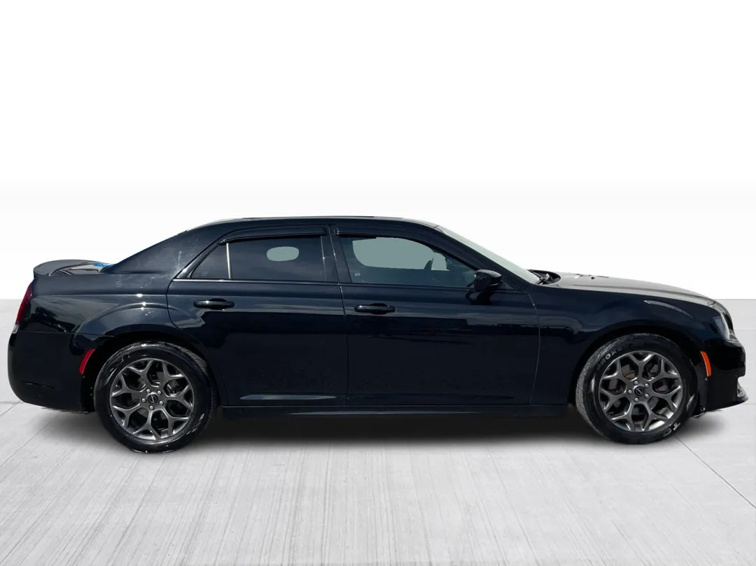 2017 Chrysler 300S — photo 2