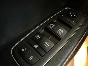 2023 Chrysler 300 - image 27
