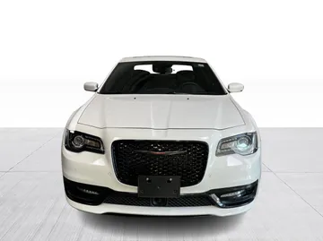 2023 Chrysler 300 - image 9