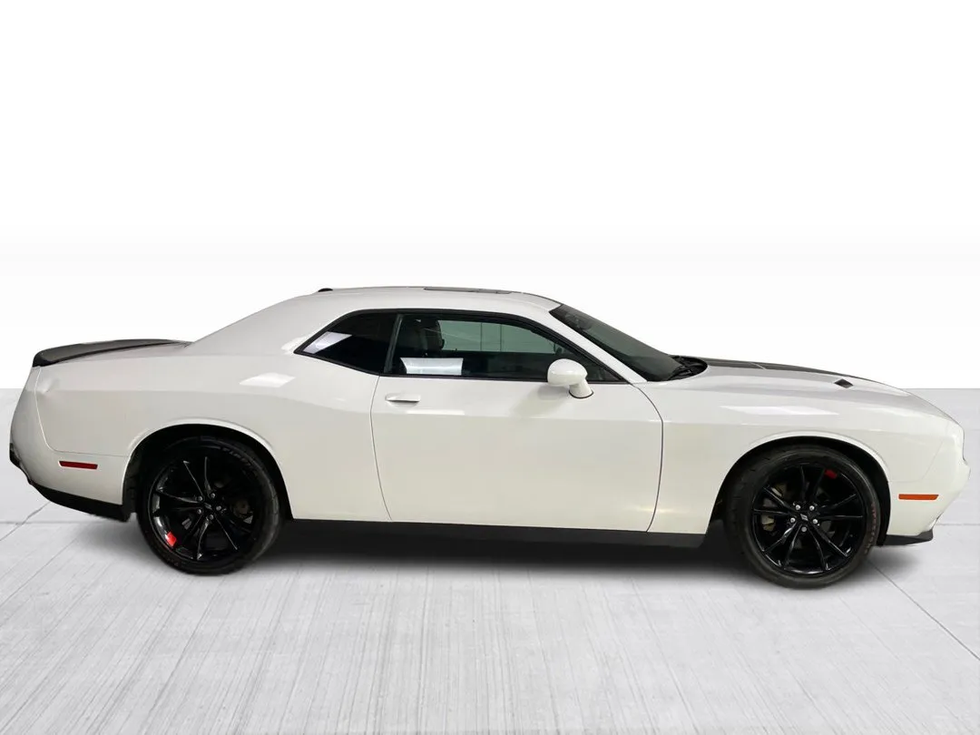 2017 Dodge Challenger — photo 2