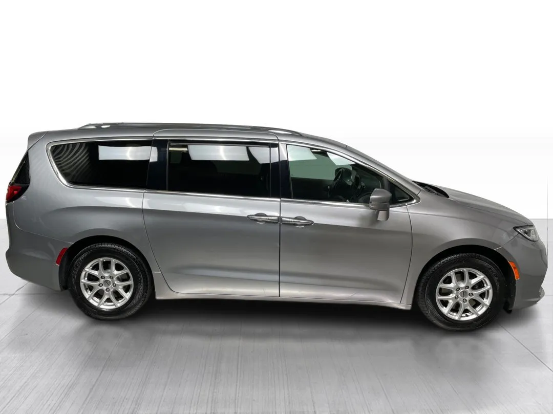 2021 Chrysler Pacifica — photo 2