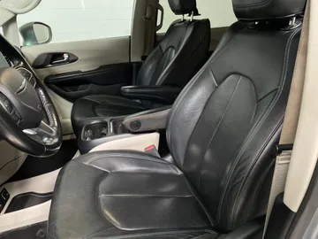 2021 Chrysler Pacifica - image 3