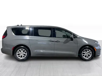 2023 Chrysler Pacifica - image 9