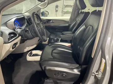 2023 Chrysler Pacifica - image 10