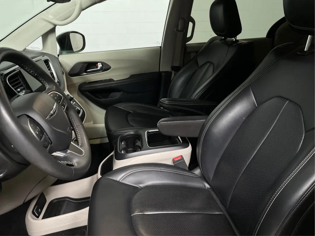 2023 Chrysler Pacifica — photo 3