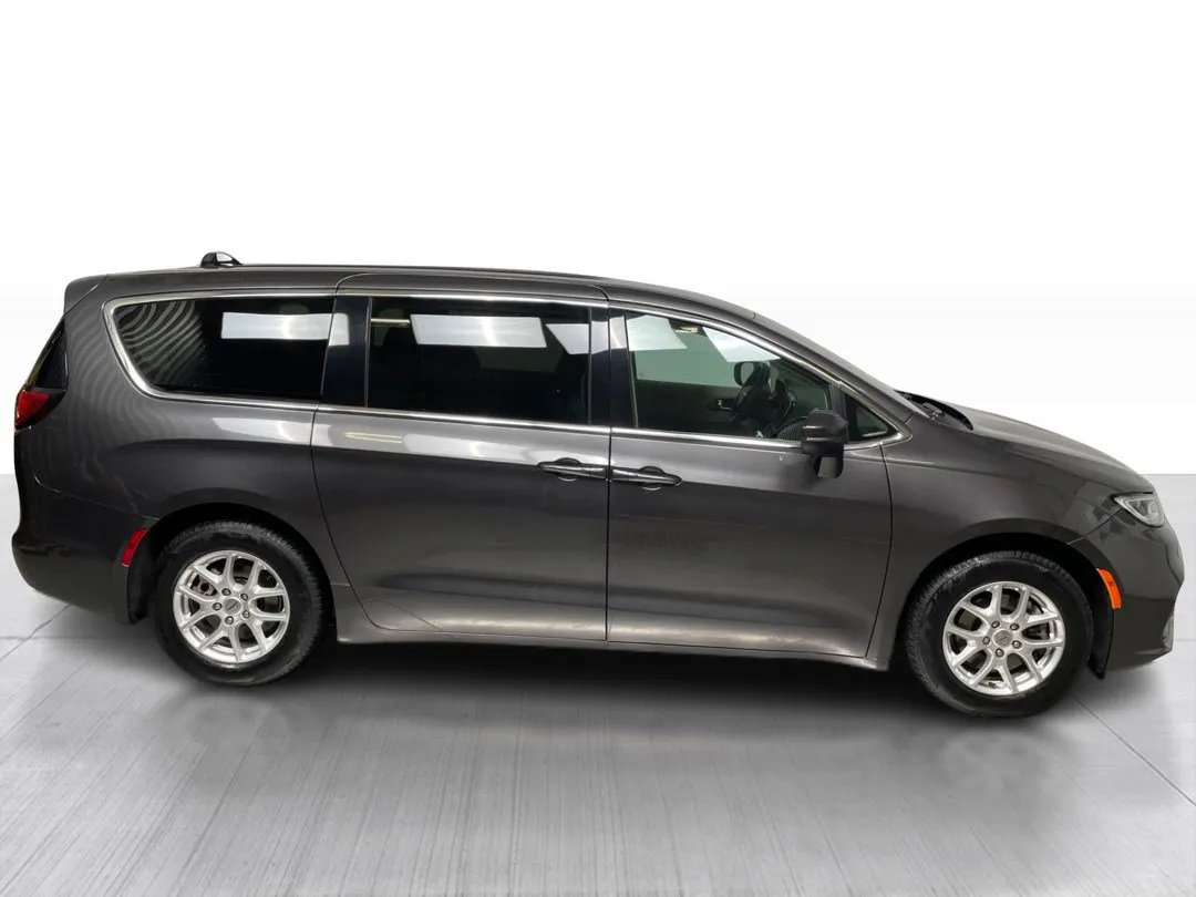 2023 Chrysler Pacifica — photo 2