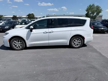 2023 Chrysler Pacifica - image 3
