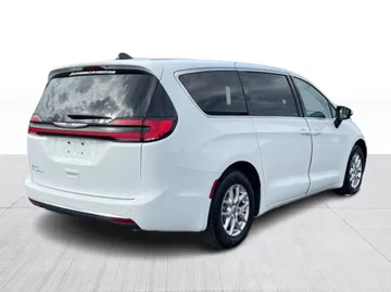 2023 Chrysler Pacifica - image 8
