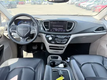 2023 Chrysler Pacifica - image 9