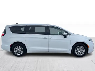 2023 Chrysler Pacifica - image 9