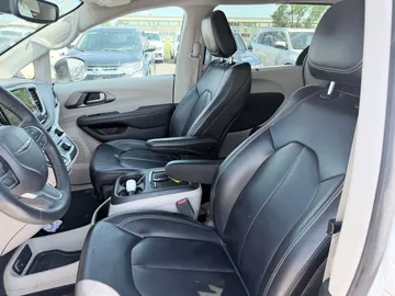 2023 Chrysler Pacifica - image 8