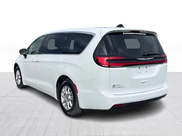 2023 Chrysler Pacifica - image 6