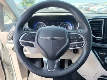 2023 Chrysler Pacifica - image 10