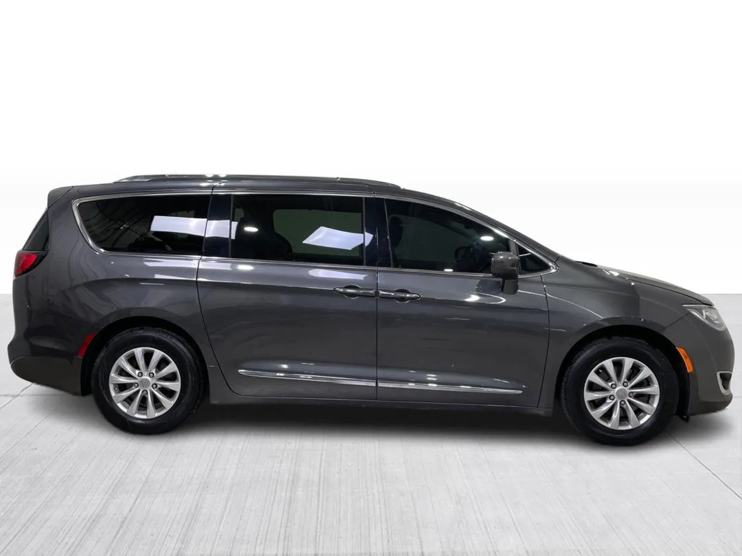 2018 Chrysler Pacifica — photo 8