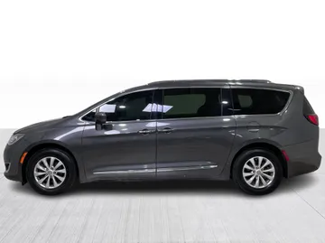 2018 Chrysler Pacifica - image 4