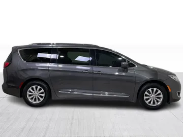 2018 Chrysler Pacifica - image 9