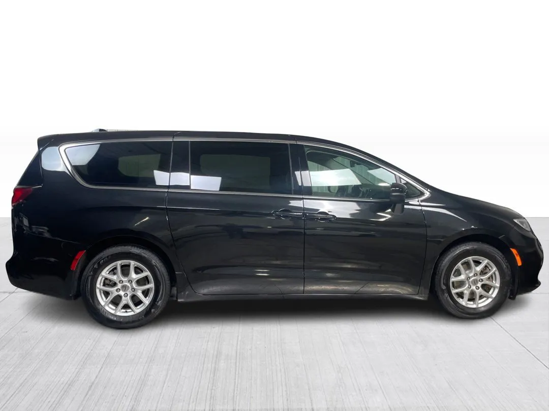 2023 Chrysler Pacifica — photo 2