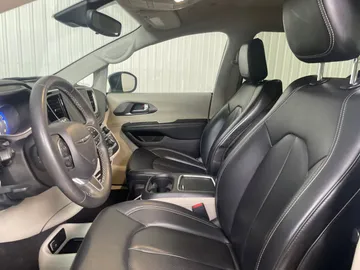 2023 Chrysler Pacifica - image 3