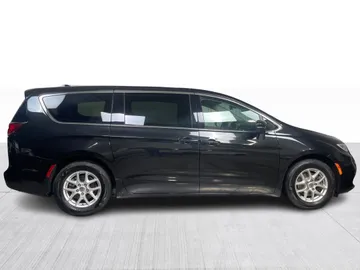 2023 Chrysler Pacifica - image 2