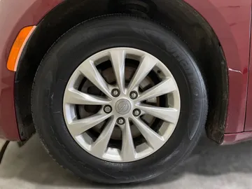2017 Chrysler Pacifica - image 6