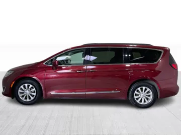 2017 Chrysler Pacifica - image 9