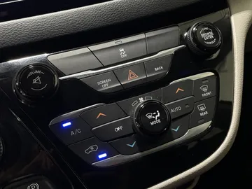 2017 Chrysler Pacifica - image 21