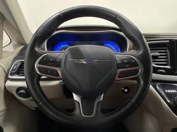 2017 Chrysler Pacifica - image 25